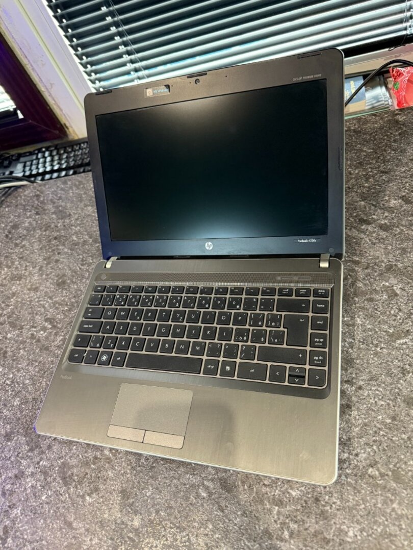 Notebook HP i3-2330M / 8 GB RAM / 250 GB SSD / LINUX MX - 2