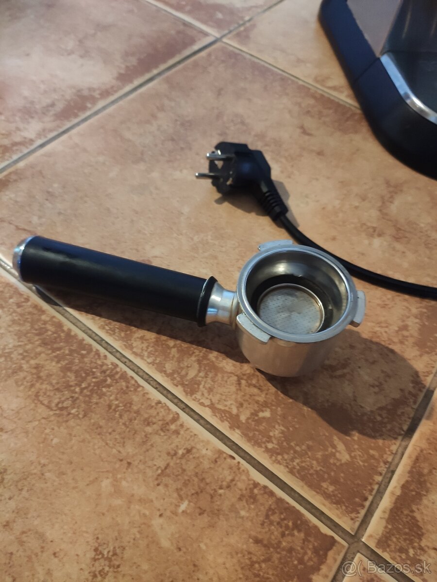 Pákový kávovar DeLonghi Dedica (EC 685) - 2