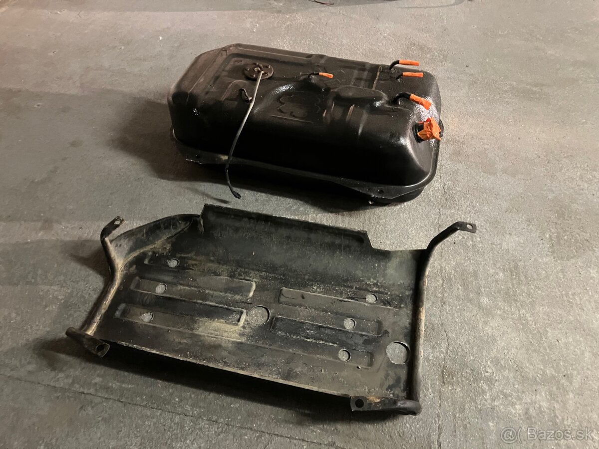 Predám nádrž Suzuki Vitara 1 benzín - 2