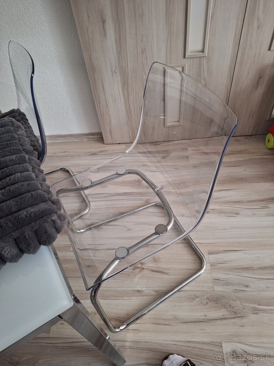 Stôl so stoličkami - 2