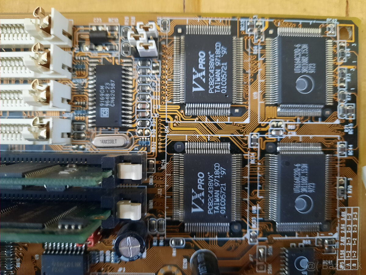Retro zakladna doska PCChips M537 V5.1 + RAM + CPU - 2