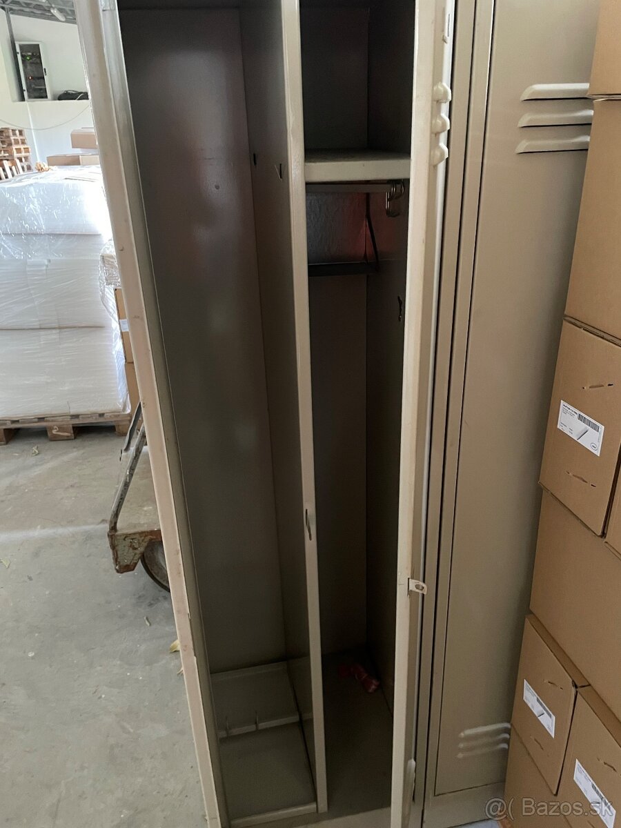 Šatníková skriňa, Kovový šatník - 2