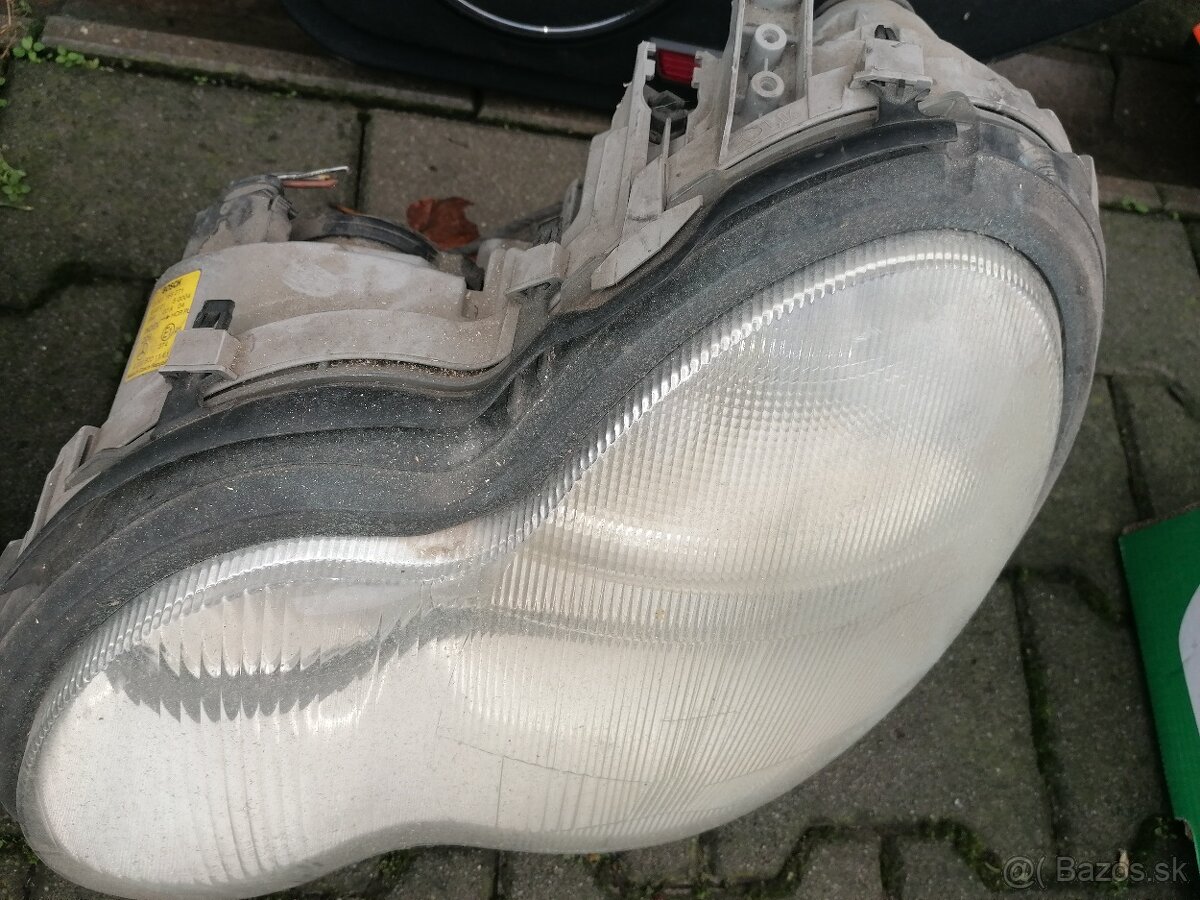 Predné svetlá Mercedes C W203 Cena 100.€ - 2