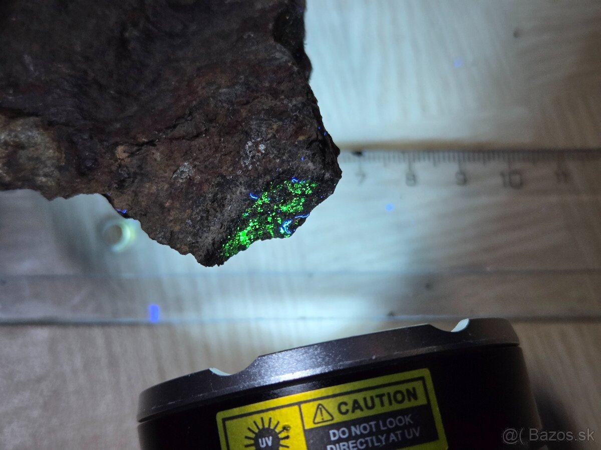 Uránový minerál #26 - UV aktívny (Muráň, SR) - 2