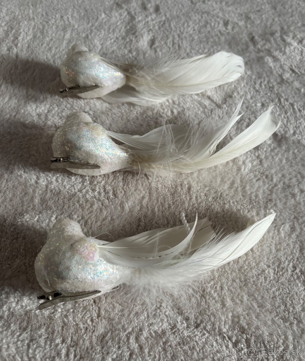 Biele dekoračné vtáčiky s pierkami – trblietavé, na klipse - 2