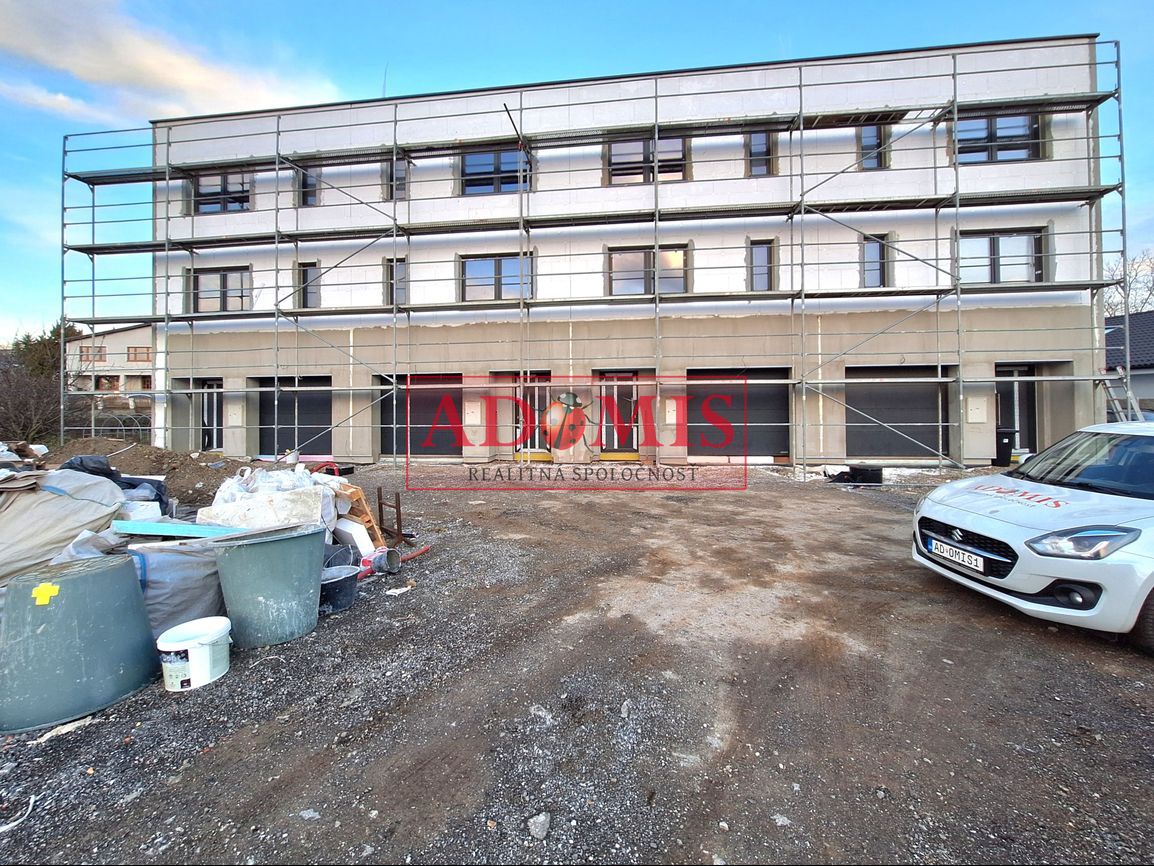 ADOMIS - predám 4-izb. tehlový RD Nižná Hutka 192m2,garáž,3x - 2
