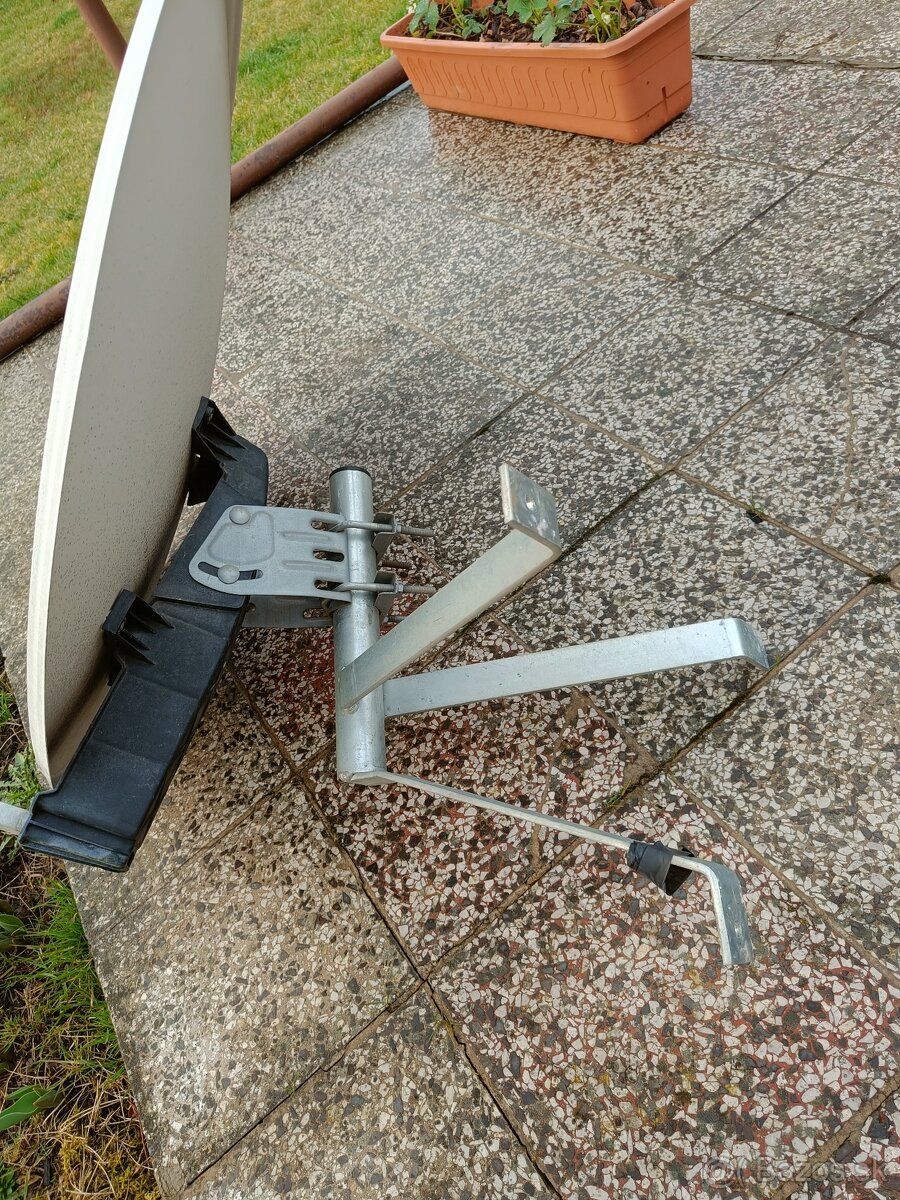 Satelitny tanier s konzolou - 2