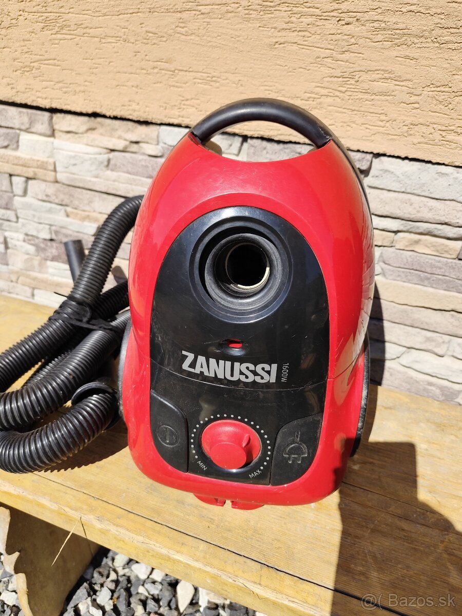 Predám vreckový vysávač Zanussi 1600W - 2