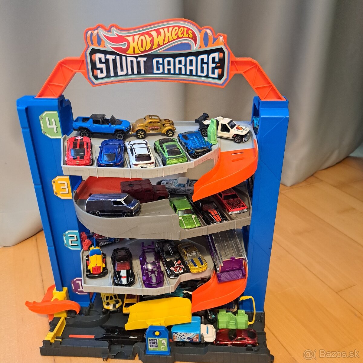 Hotel wheels - stunt garage - 2