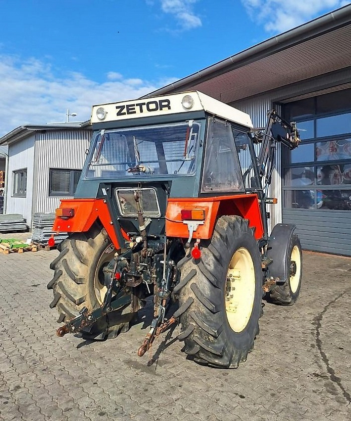 Veľký poľnohospodársky traktor s čelným nakladačom - 2