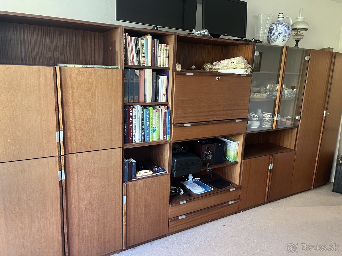 Masivne skrine a obyvackova stena - 2