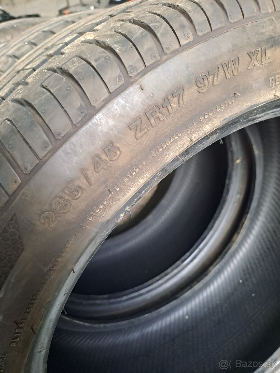Pneu 235/45 R17 - 2