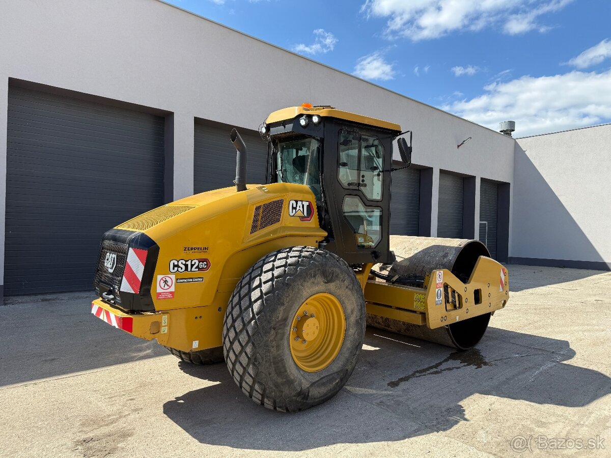 Caterpillar CS12GC zemný vibračný valec - 2