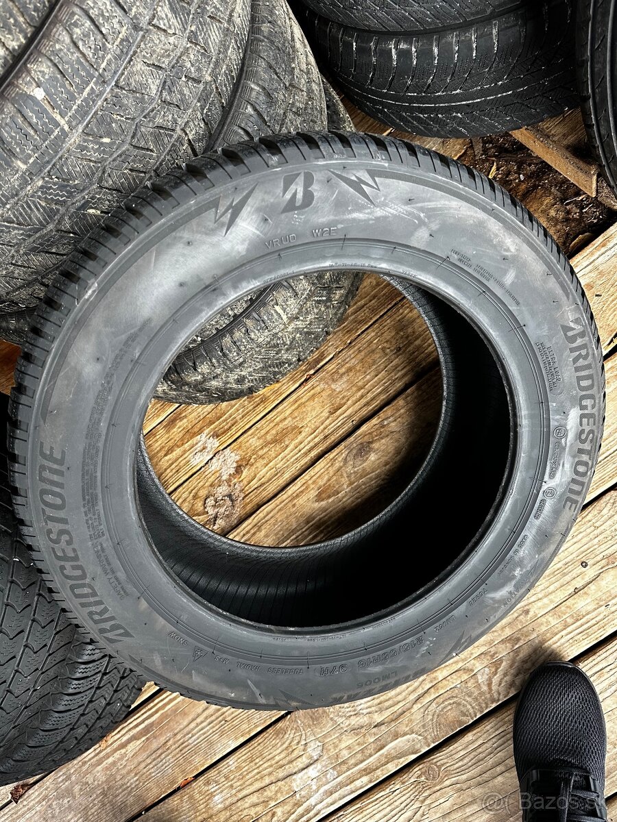 Predám 1ks zimná pneumatika bridgestone 215/55 r16 - 2
