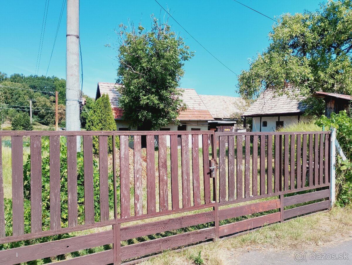 Domček na rovinatom pozemku s výmerou 1192 m2 pri Lučenci. - 2