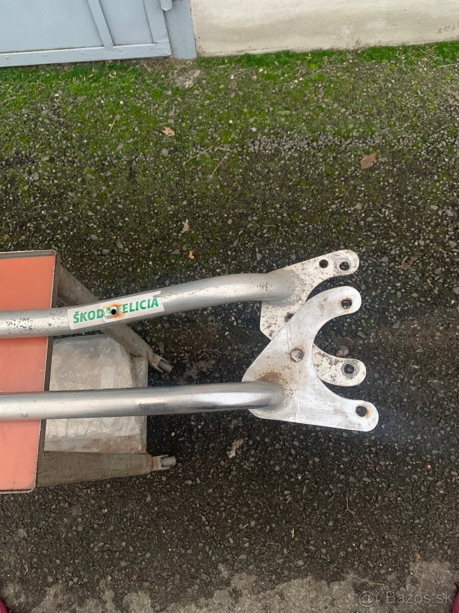 Vystuz prednych tlmicov felicia - 2