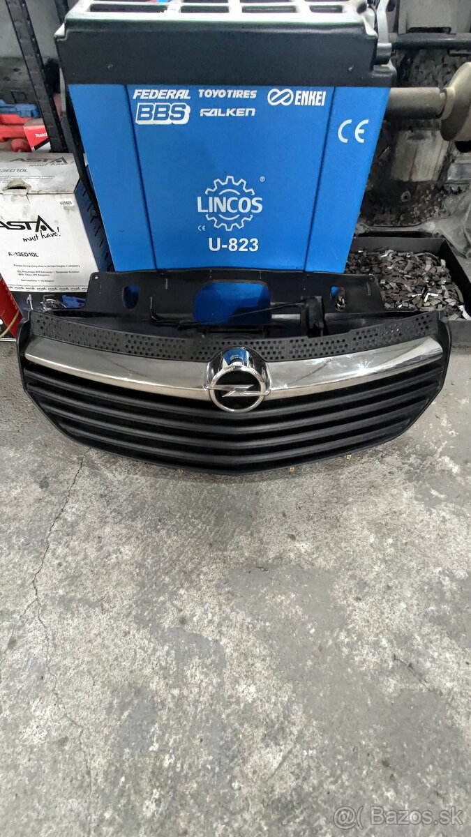 opel vivaro maska - 2