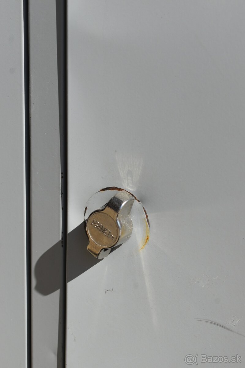 3-dverová šatníková skriňa s dlhými dverami a nožičkami - 2