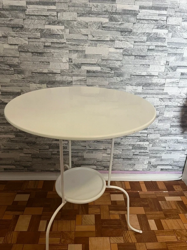 Biely stolík - 2