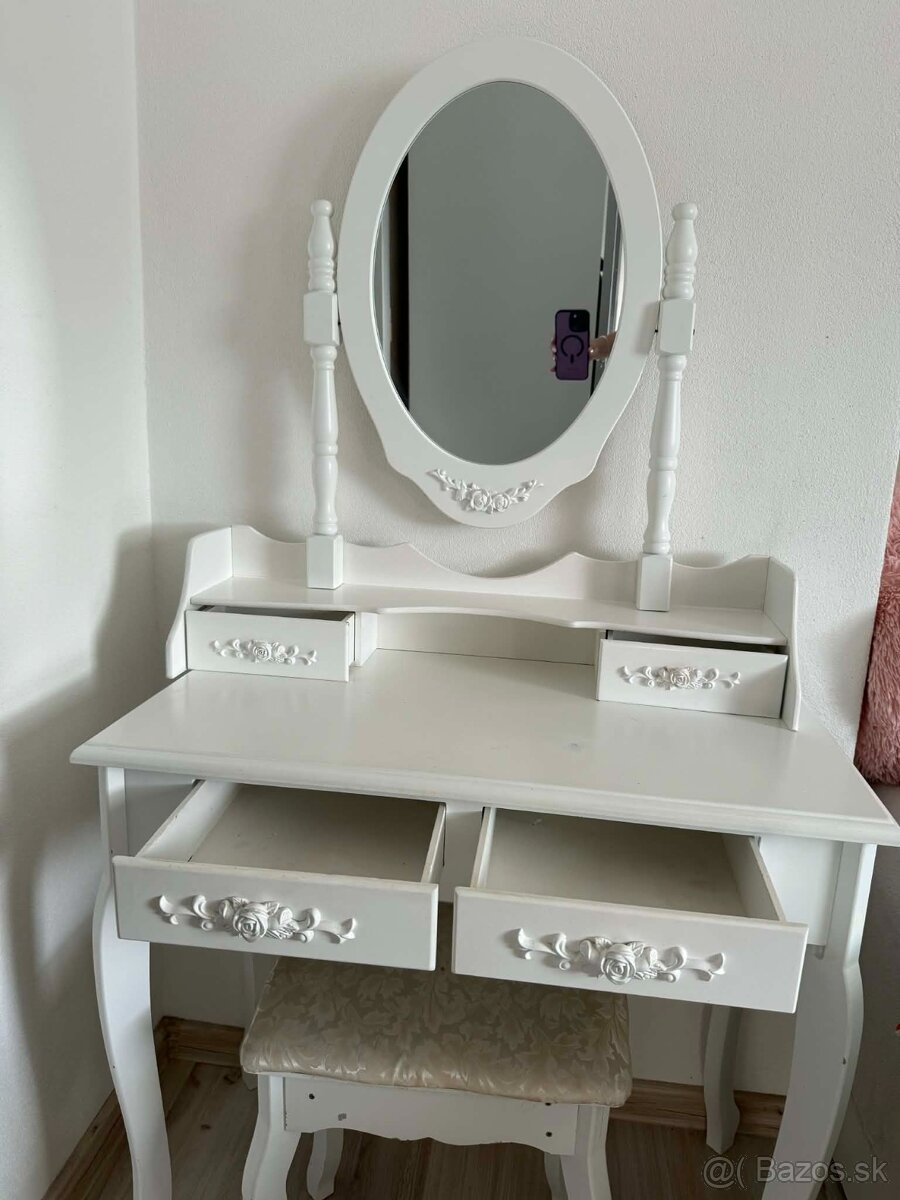 Kozmetický stolík - 2
