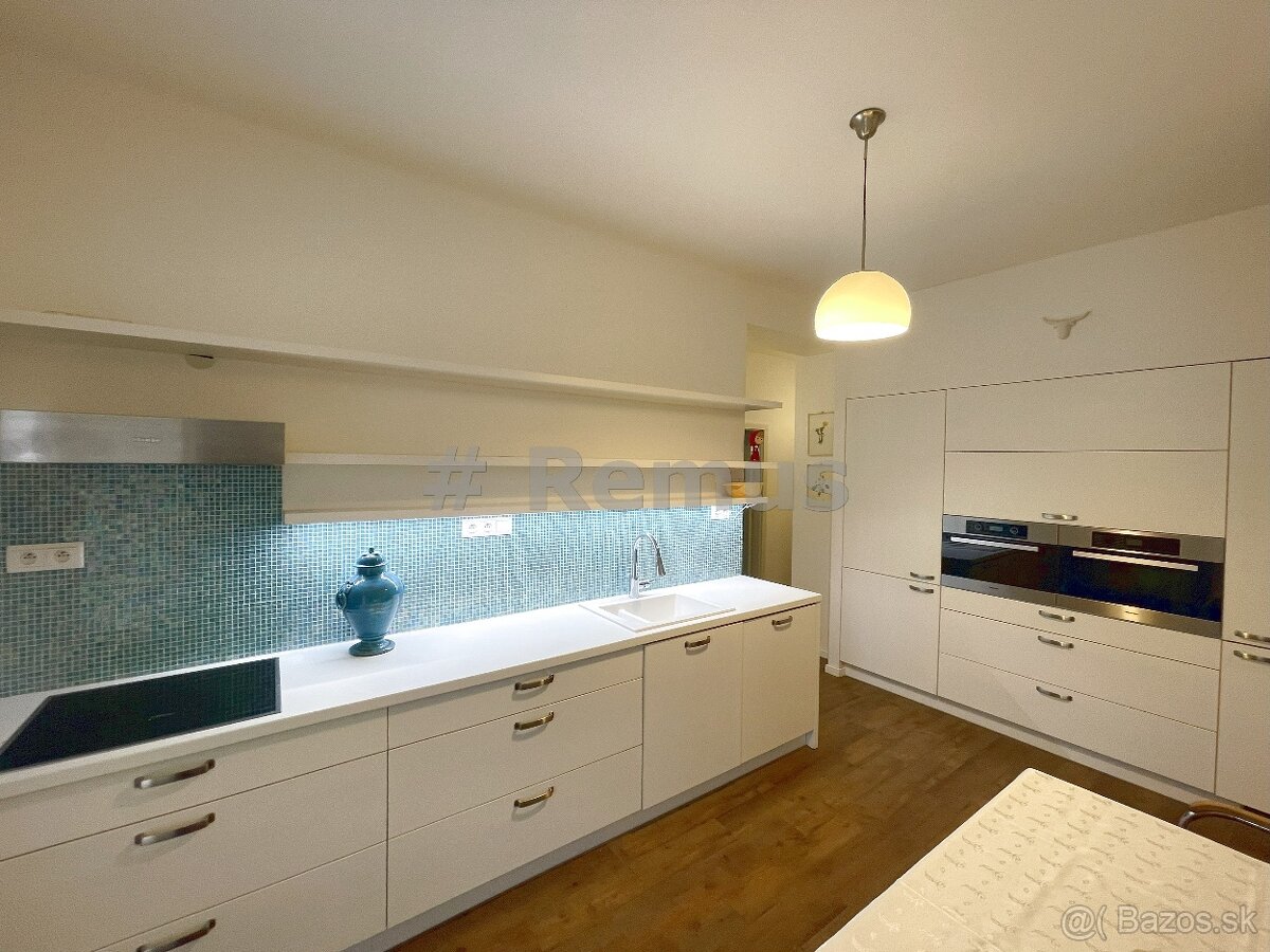 Nájom 3i byt, Krížna vnútroblok, Staré Mesto, 2 balkóny - 2