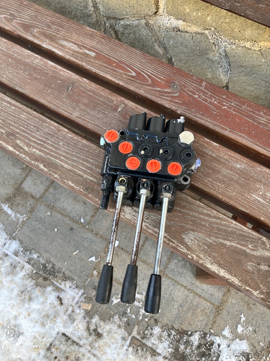 3 sekciovy hydraulický rozvádzač - 2