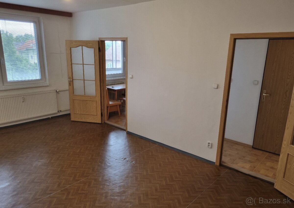 Priestranný 3-izbový byt s loggiou v centre Senca – ideálny - 2