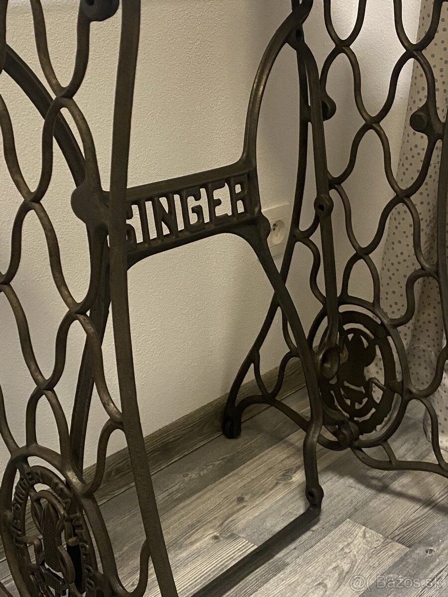 Liatinovy stolík so sklom - 2