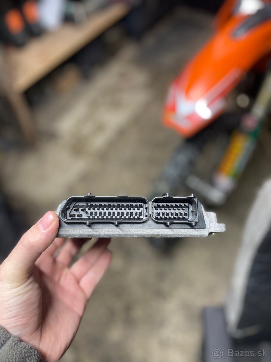 Riadiaca jednotka motora VW Golf IV 1.4 16v - 2