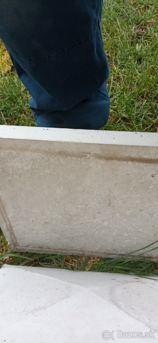 Darujem ... Betónové striešky na murik - 2