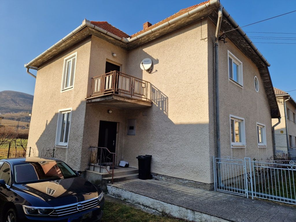 Predám rodinný dom so záhradou a garážou - 2