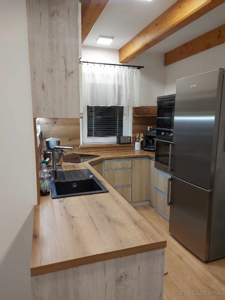 Predám kuchynskú linku so stolom,stoličkami a chladničkou - 2