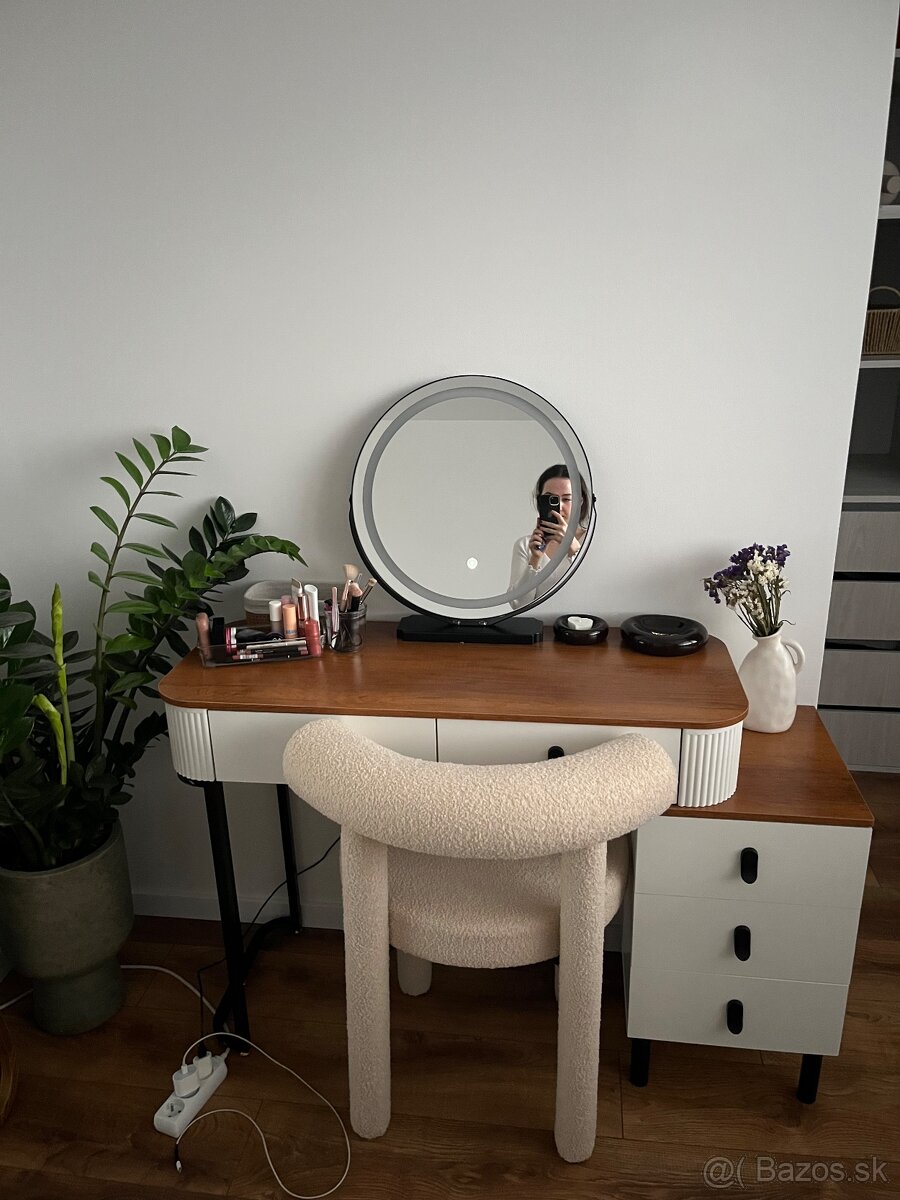 Kozmetický stol - 2