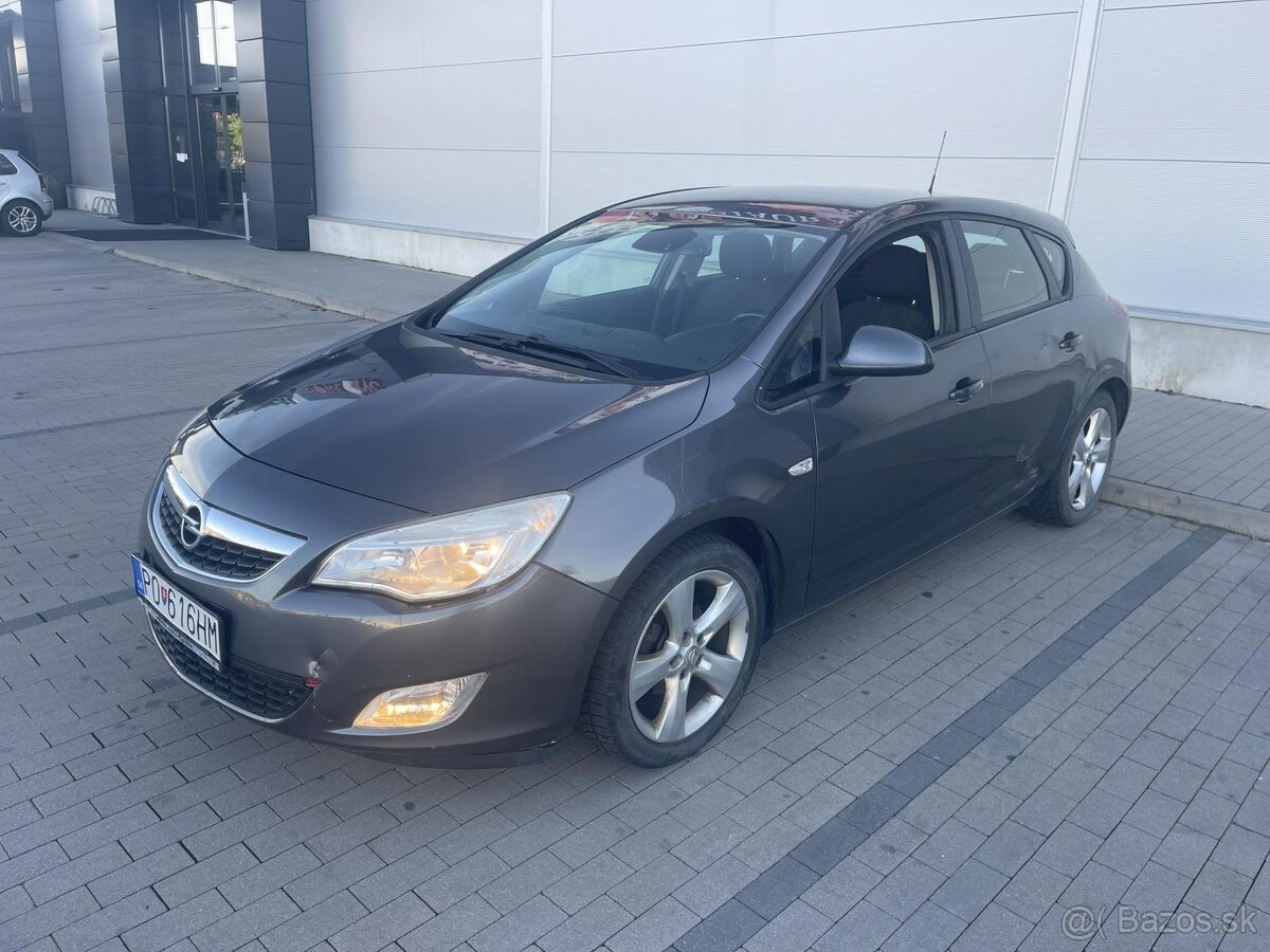 Opel Astra J 1,6 benzín - 2
