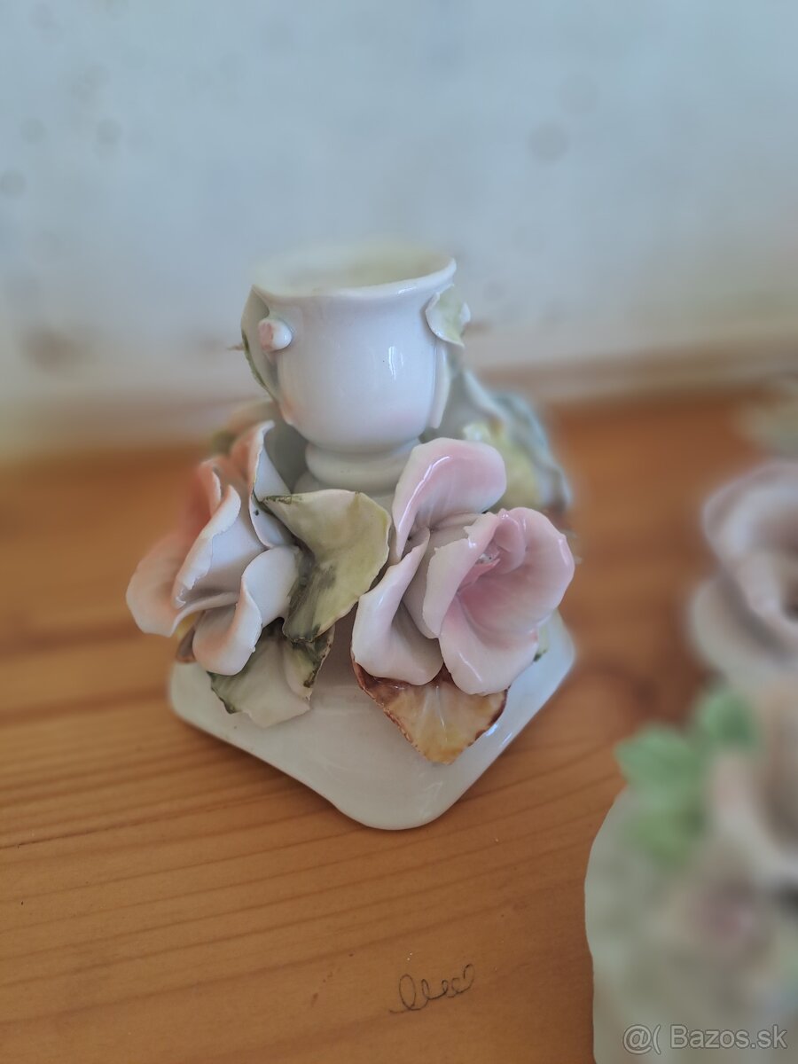 Porcelánové svietniky, dózička. - 2
