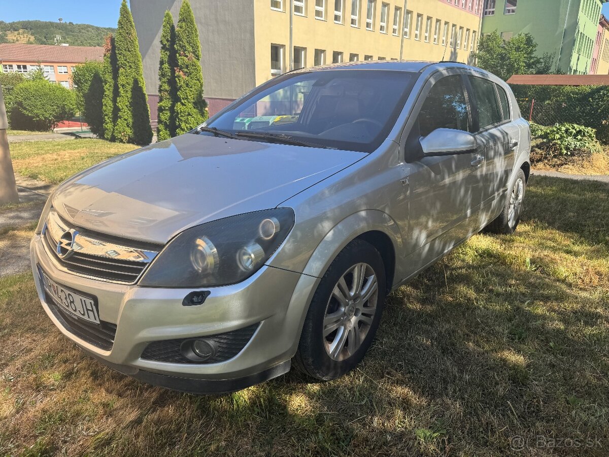 Opel Astra 1.3d R.v.2010 Automat Full výbava - 2