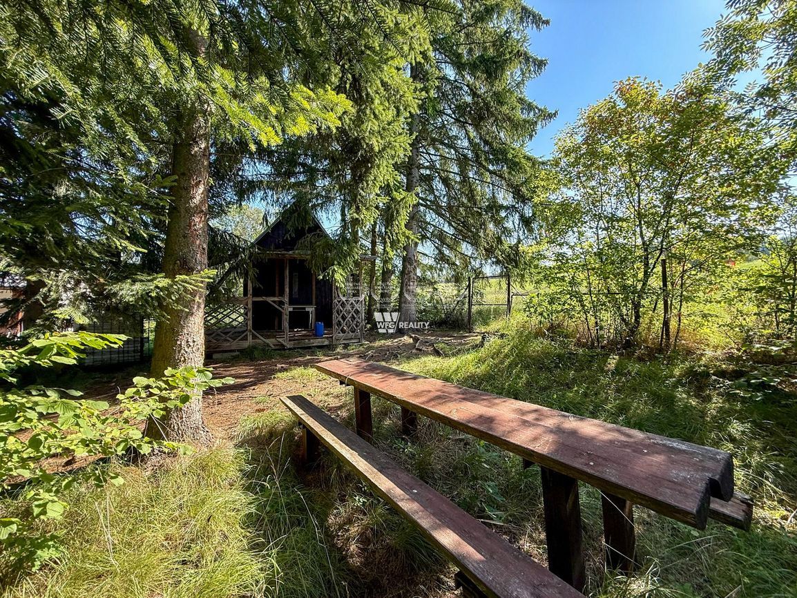 Stavebný pozemok o rozlohe 2 176 m² s rodinným domom v cene - 2