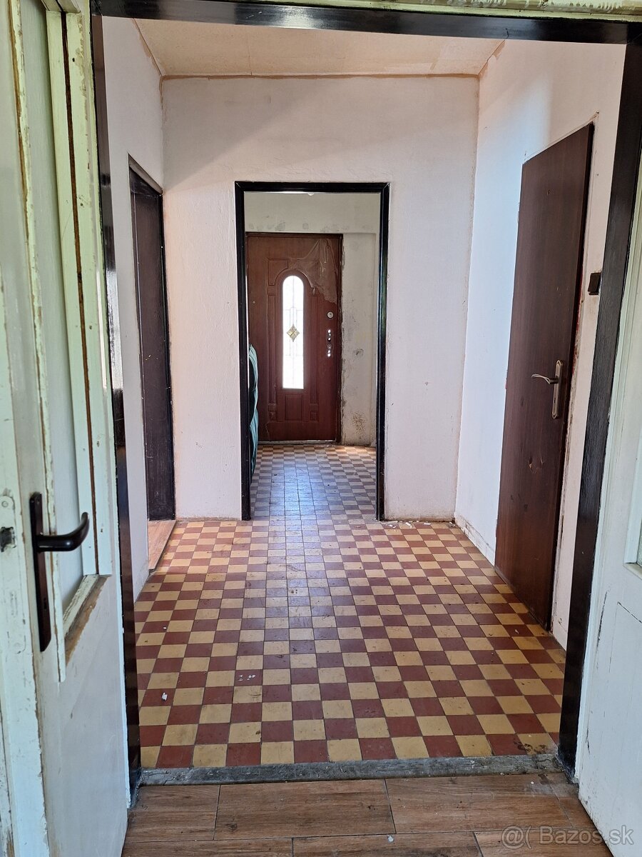 Rodinný dom /trojpodlažný/ a vedľajšia stavba - 2