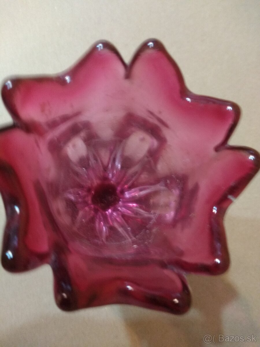 ČERVENÁ VÁZA A POPOLNÍK - 2