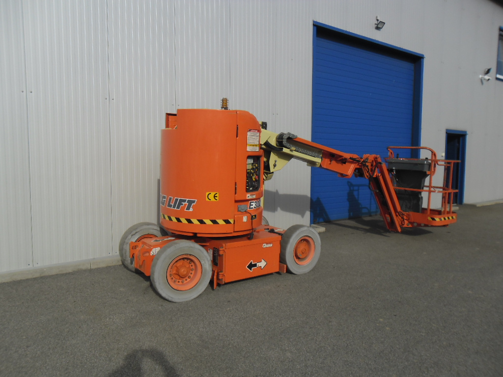 Kĺbová pracovná plošina JLG E300AJP - 2