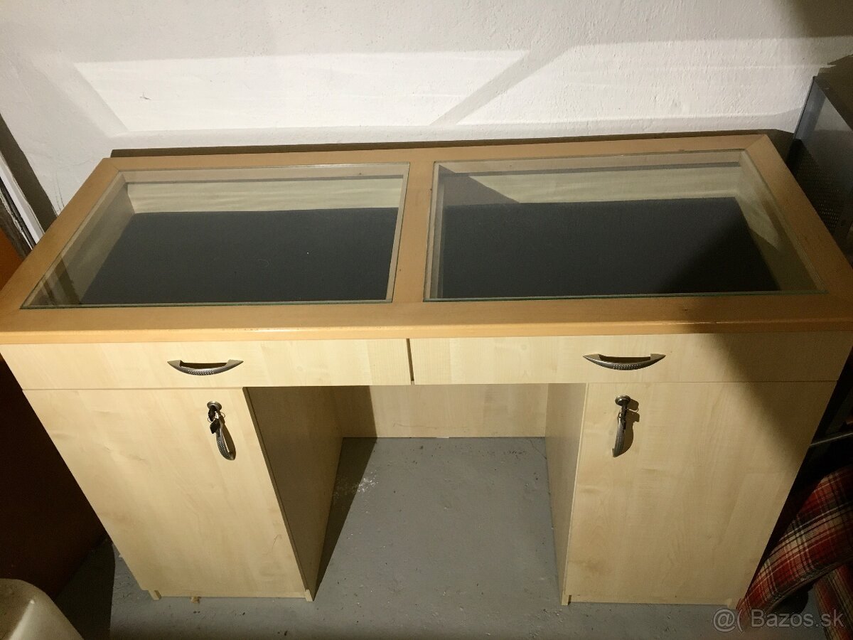 Predajný pult presklený - 2