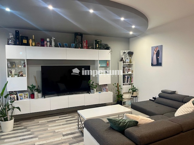 Na predaj pekný veľkometrážny 3 izbový byt s garážou na ul. - 2