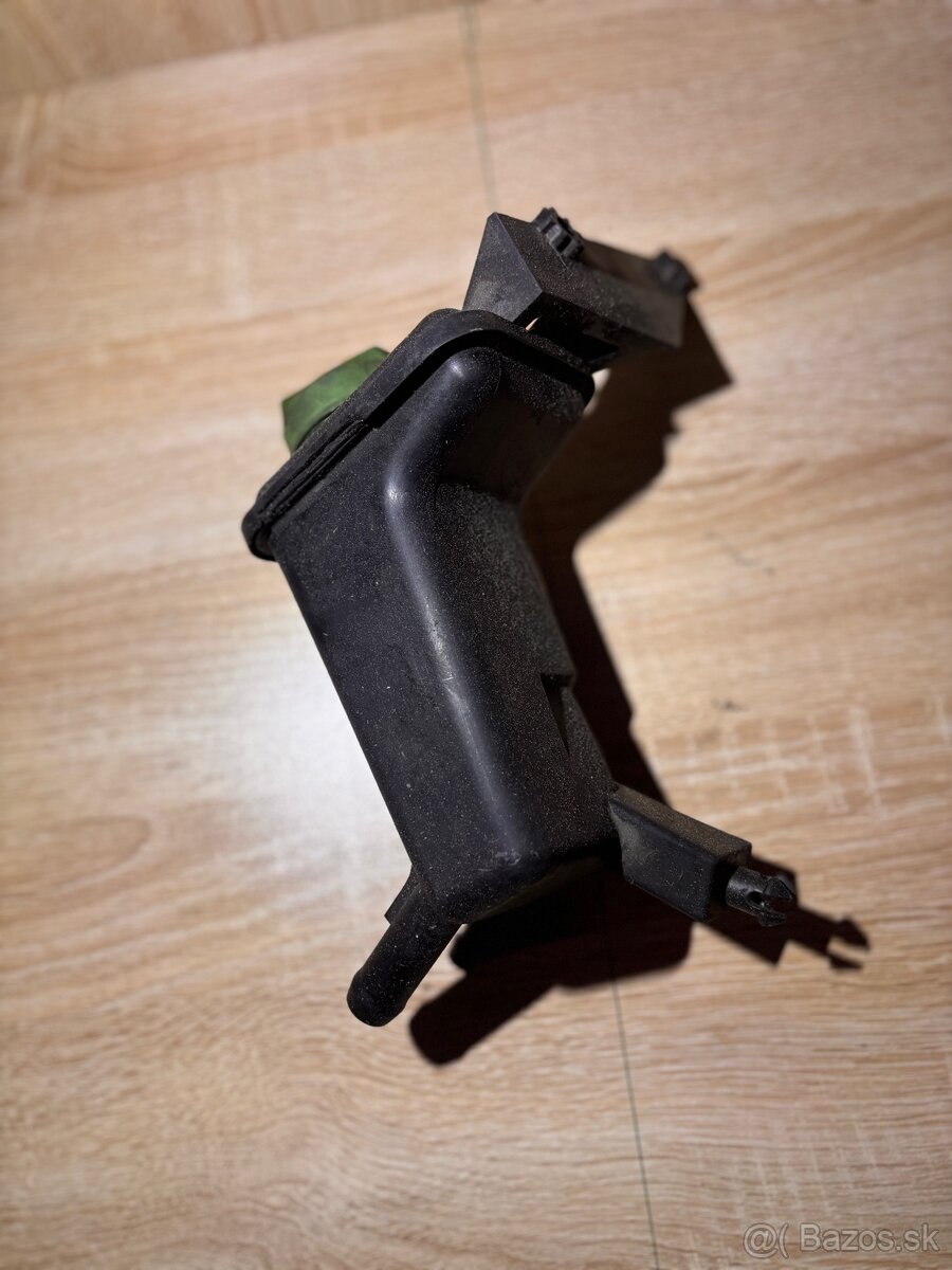 Servo nádobka Passat B5 - 2