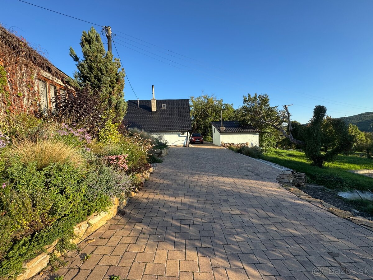 Rodinný dom s jazierkom pod lesom - 2