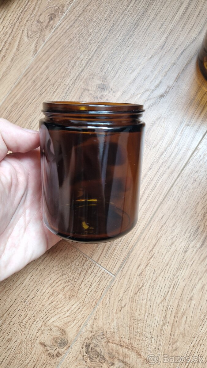 Sklenene hnedé pohare uzatvaracie - 2