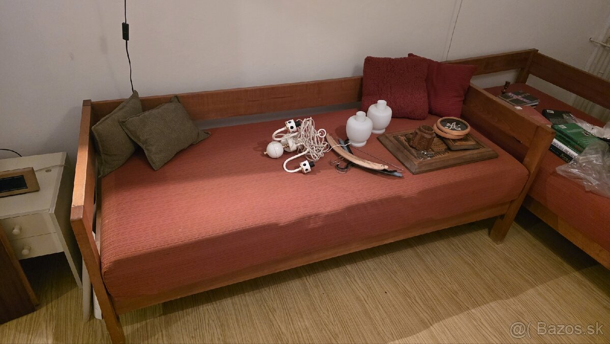 Drevené postele a váľanda- darujem - 2