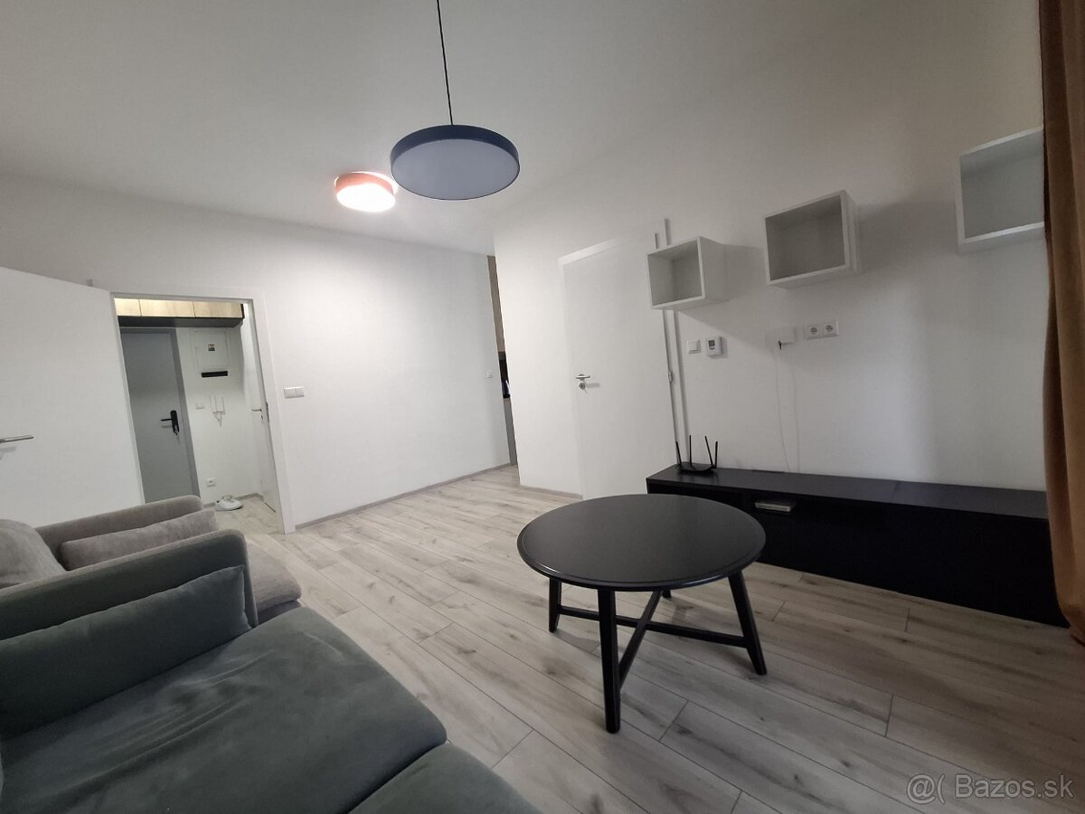 Prenájom 2-izbový byt s balkónom, Martin - Cross - 2