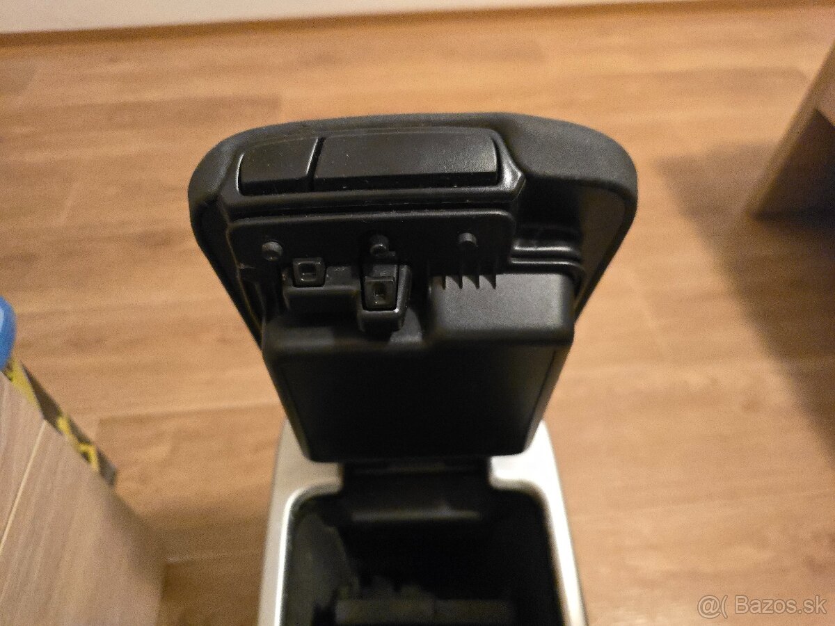 Lakťová operka Volvo v50 - 2