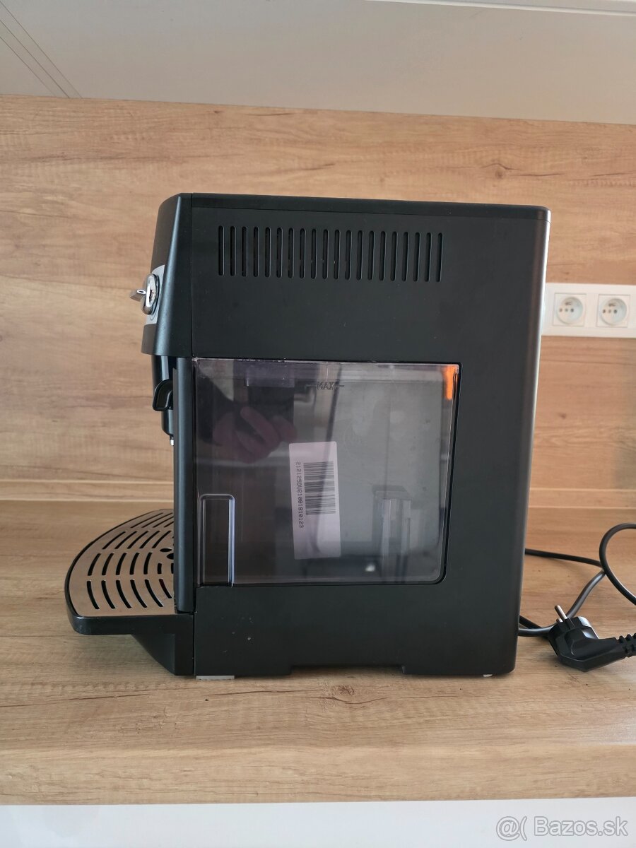 Predám kávovar De´Longhi Magnifica ESAM 3000.B - 2