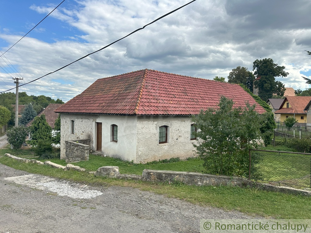 200-ročná kamenná chalupa v horách, obec Lipovec - 2